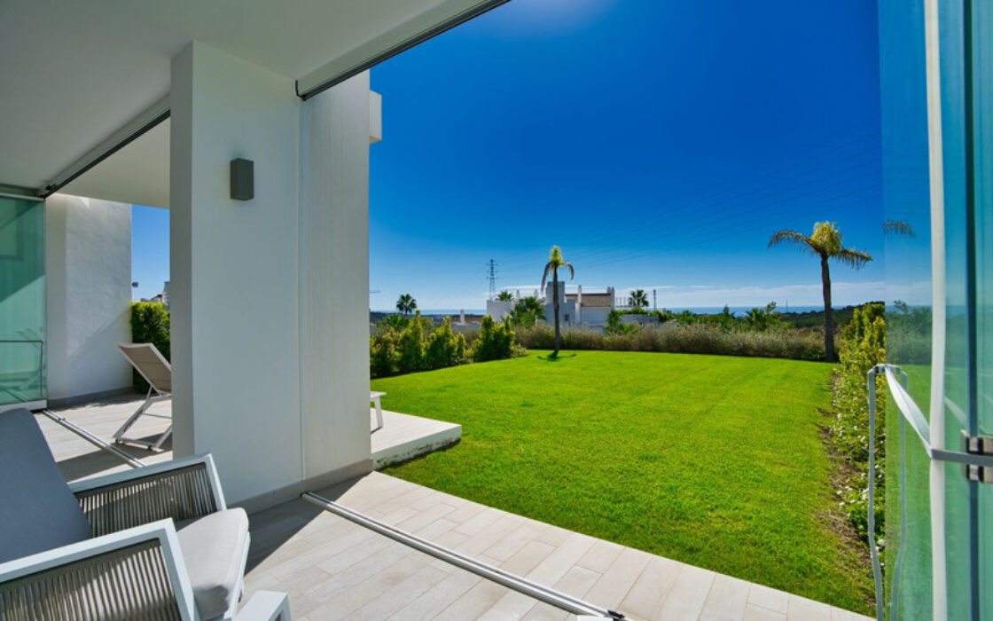 Квартира з терасою 106 кв.м на першому поверсі в Естепоні