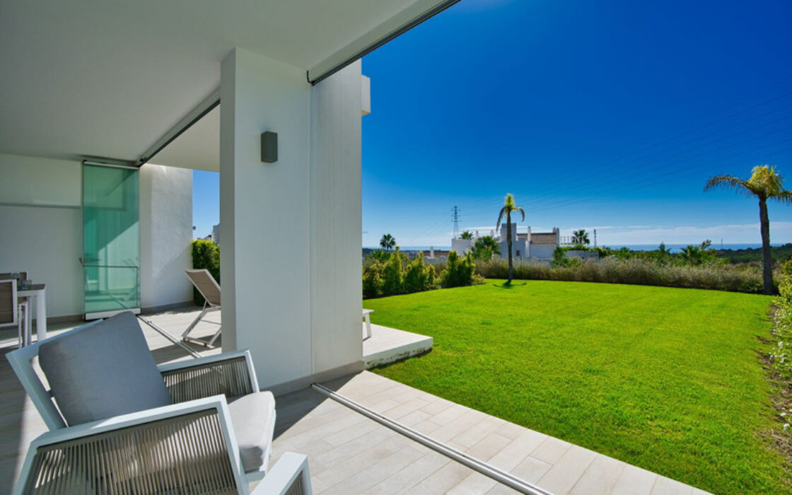 Квартира з терасою 106 кв.м на першому поверсі в Естепоні