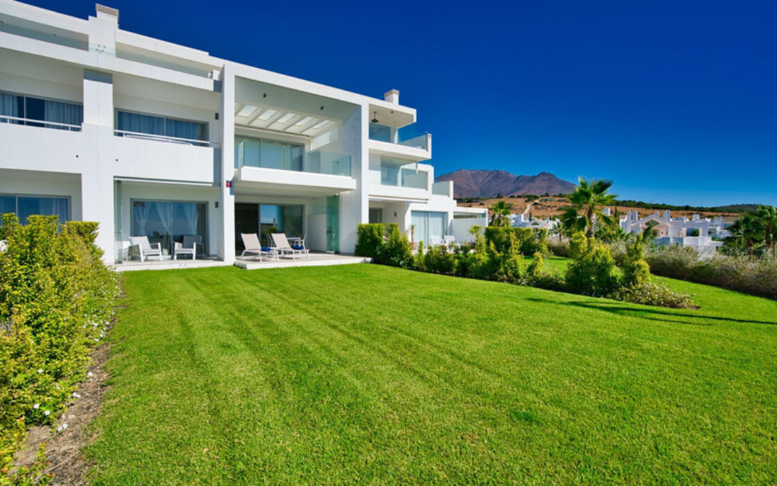 Квартира з терасою 106 кв.м на першому поверсі в Естепоні