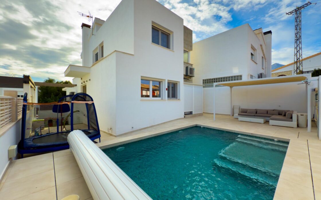 Прекрасный дом с бассейном в Ла Нусия 120 кв.м 3 спальни