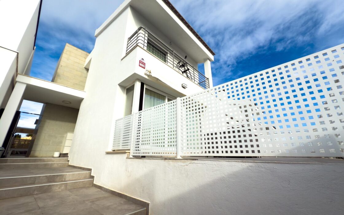 Прекрасный дом с бассейном в Ла Нусия 120 кв.м 3 спальни