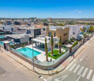 Вилла в Ориуэла Коста 322 кв.м у моря з терасою та басейном