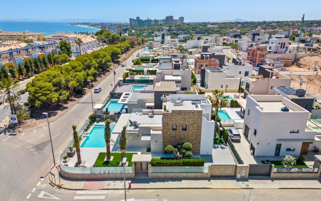 Вилла в Ориуэла Коста 322 кв.м у моря з терасою та басейном