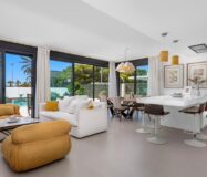 Вилла в Ориуэла Коста 322 кв.м у моря з терасою та басейном