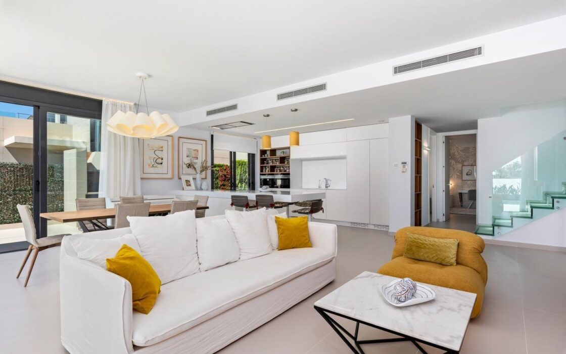 Вилла в Ориуэла Коста 322 кв.м у моря з терасою та басейном