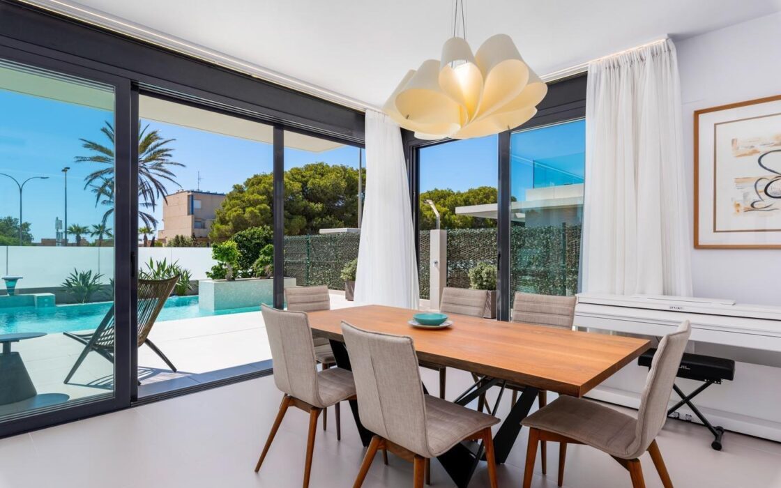 Вилла в Ориуэла Коста 322 кв.м у моря з терасою та басейном