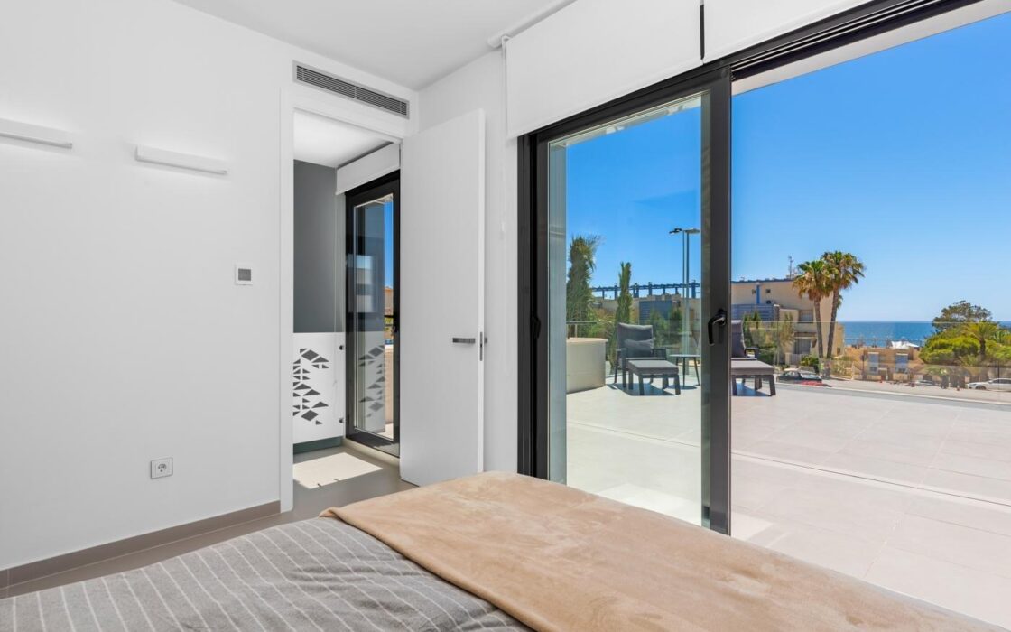 Вилла в Ориуэла Коста 322 кв.м у моря з терасою та басейном