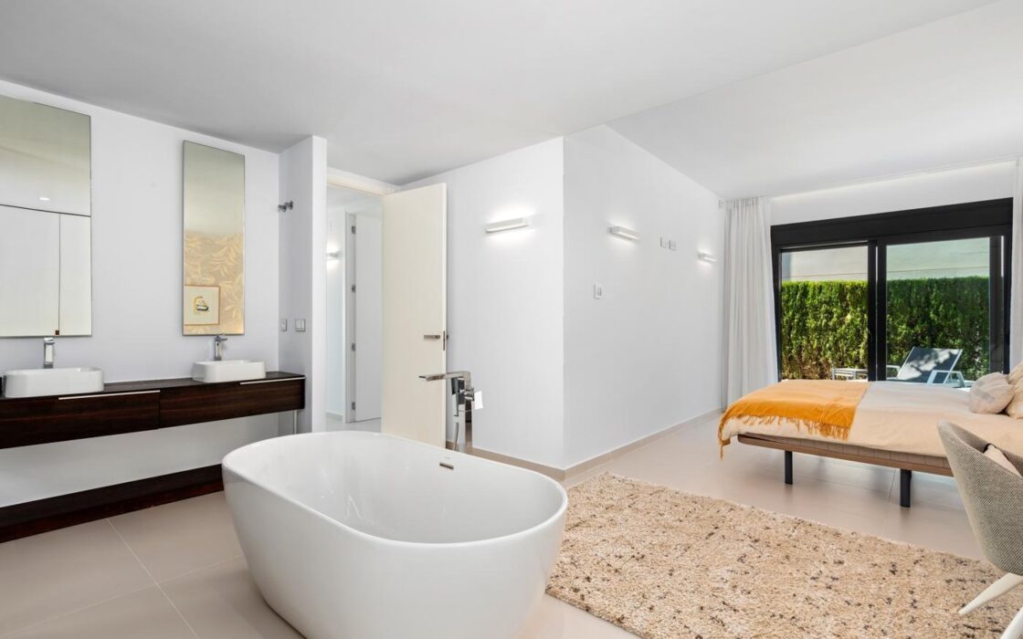 Вилла в Ориуэла Коста 322 кв.м у моря з терасою та басейном