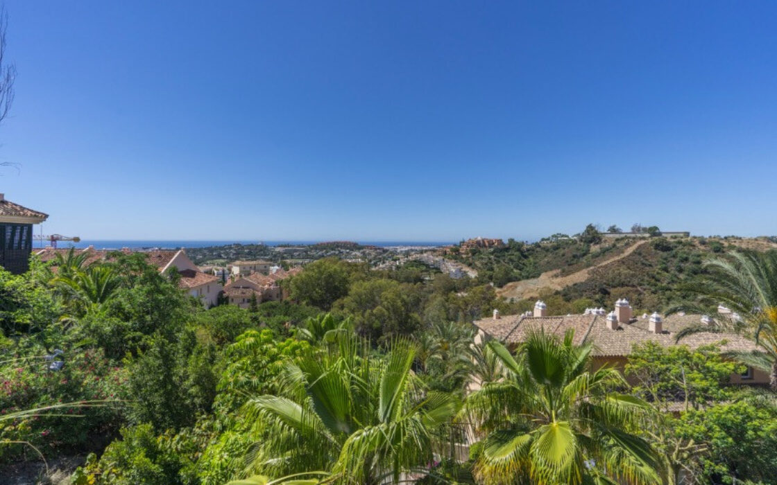 Элегантная квартира с террасой в Новой Андалусии 90 кв.м