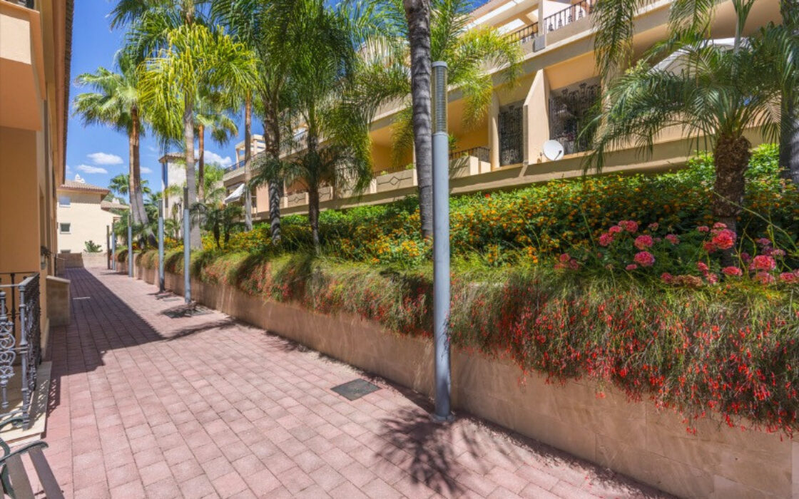 Элегантная квартира с террасой в Новой Андалусии 90 кв.м