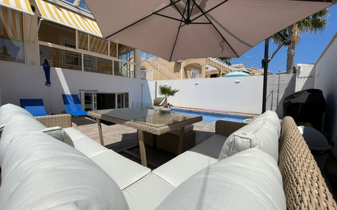 Дом с бассейном в Ориуэла Коста, 3 спальни, 300 кв.м.