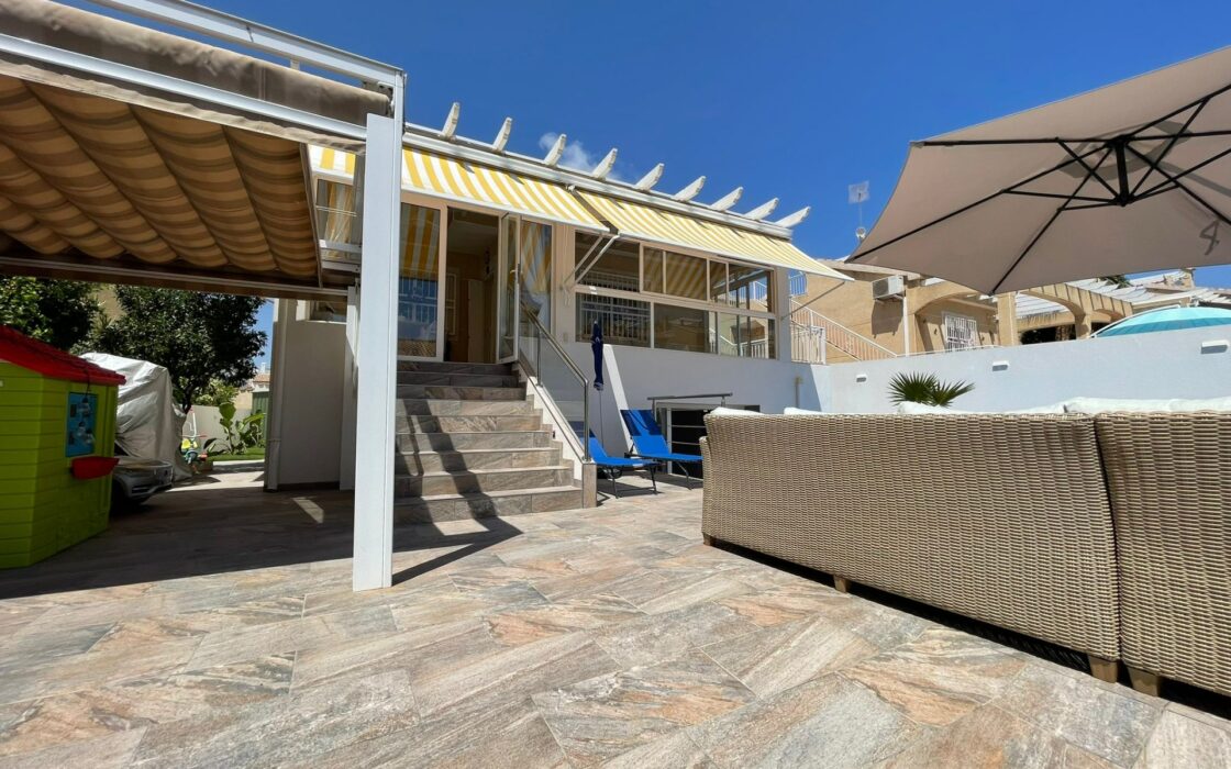 Дом с бассейном в Ориуэла Коста, 3 спальни, 300 кв.м.