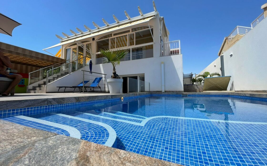 Дом с бассейном в Ориуэла Коста, 3 спальни, 300 кв.м.