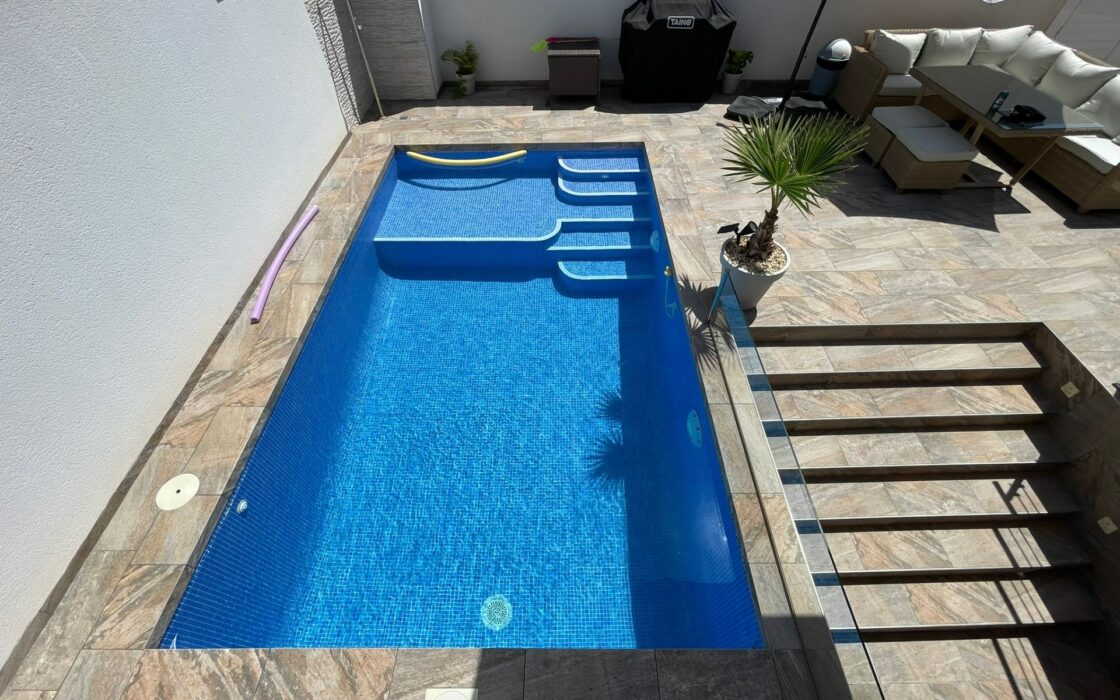 Дом с бассейном в Ориуэла Коста, 3 спальни, 300 кв.м.