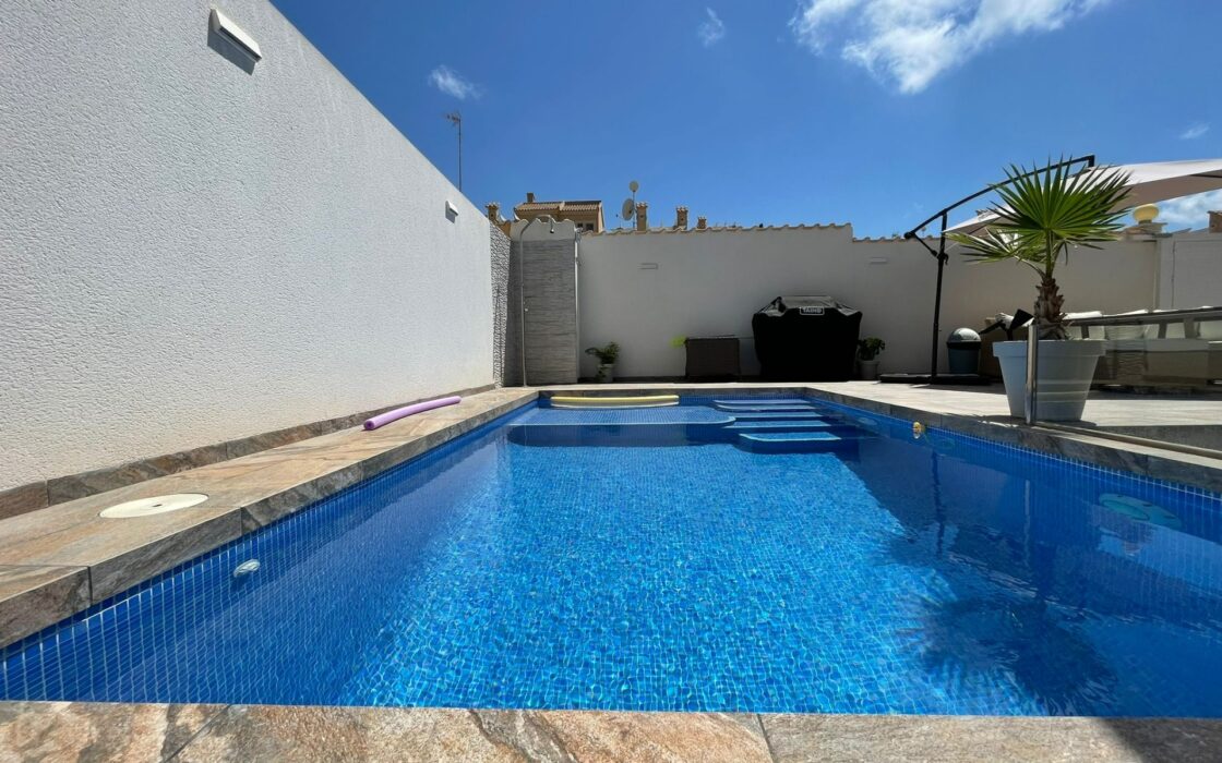 Дом с бассейном в Ориуэла Коста, 3 спальни, 300 кв.м.