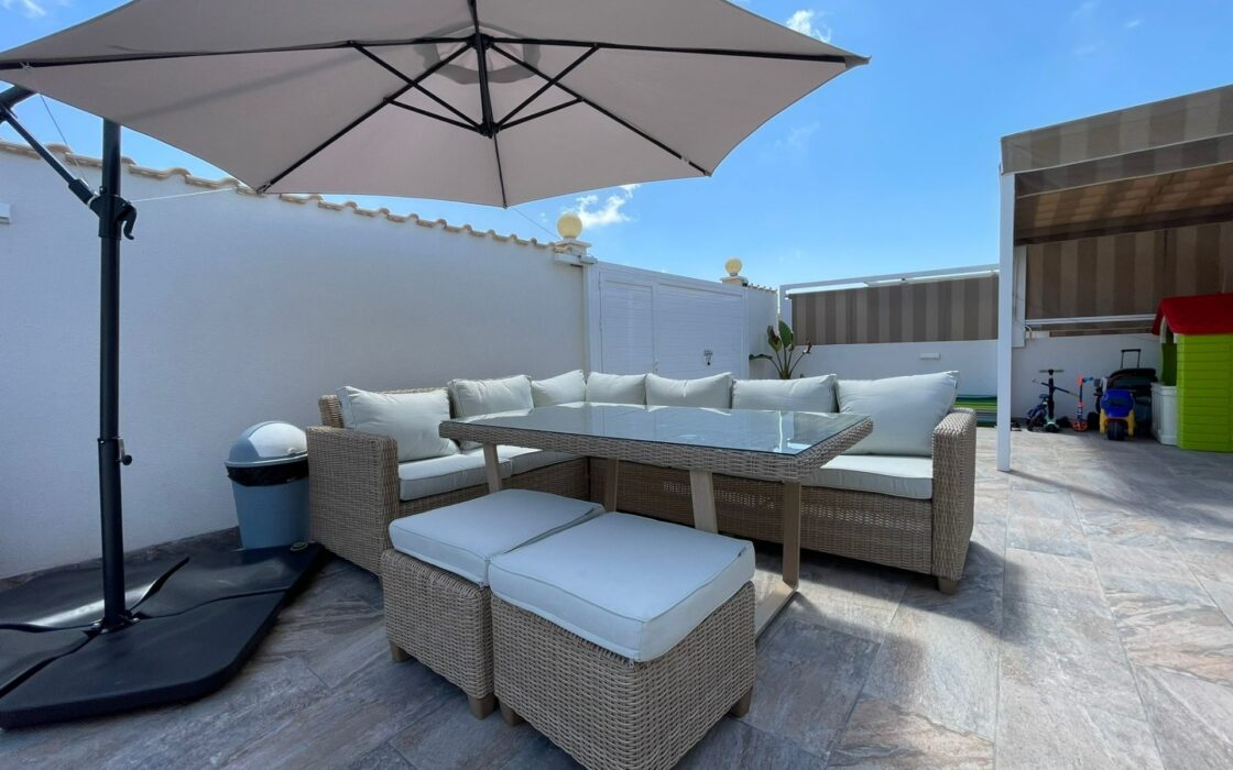 Дом с бассейном в Ориуэла Коста, 3 спальни, 300 кв.м.