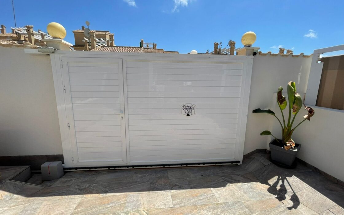 Дом с бассейном в Ориуэла Коста, 3 спальни, 300 кв.м.