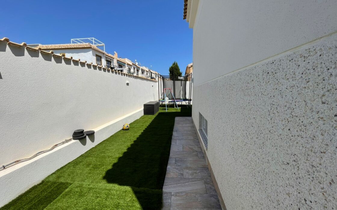 Дом с бассейном в Ориуэла Коста, 3 спальни, 300 кв.м.