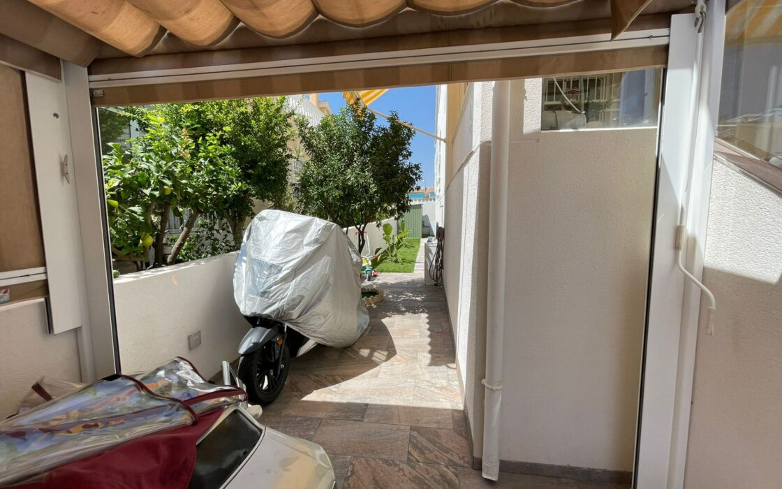 Дом с бассейном в Ориуэла Коста, 3 спальни, 300 кв.м.