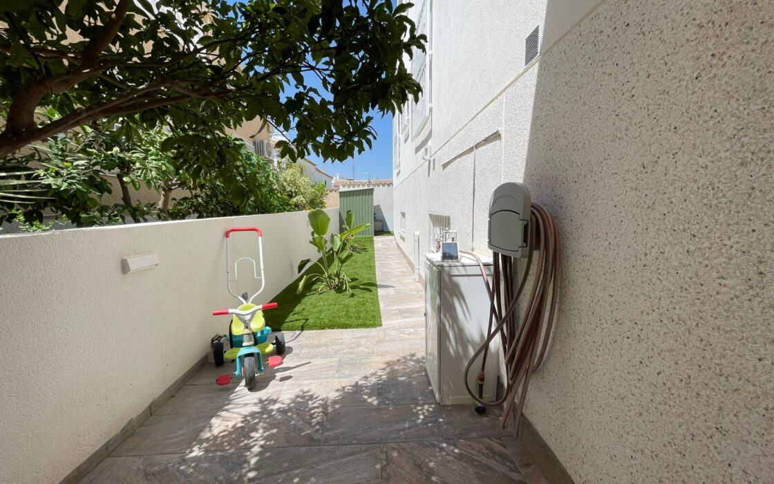 Дом с бассейном в Ориуэла Коста, 3 спальни, 300 кв.м.