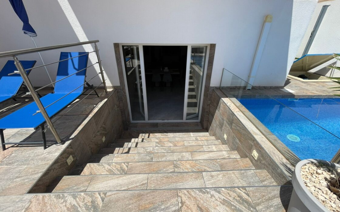 Дом с бассейном в Ориуэла Коста, 3 спальни, 300 кв.м.