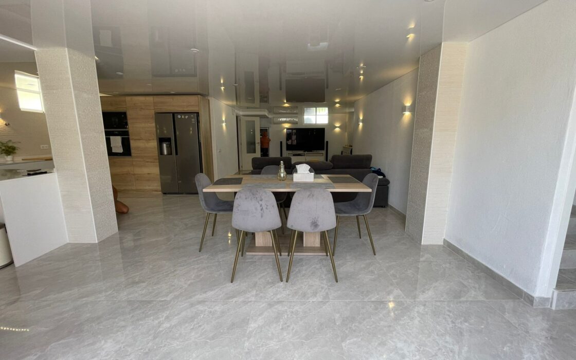 Дом с бассейном в Ориуэла Коста, 3 спальни, 300 кв.м.