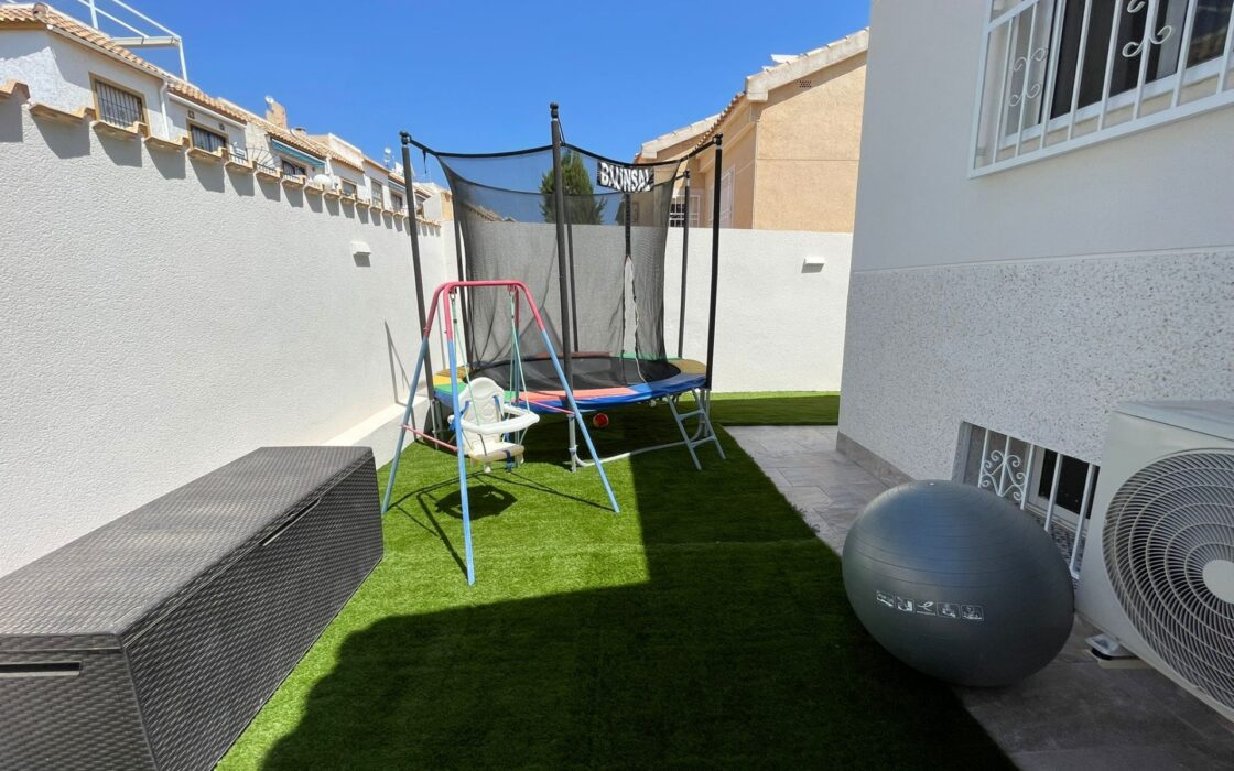 Дом с бассейном в Ориуэла Коста, 3 спальни, 300 кв.м.