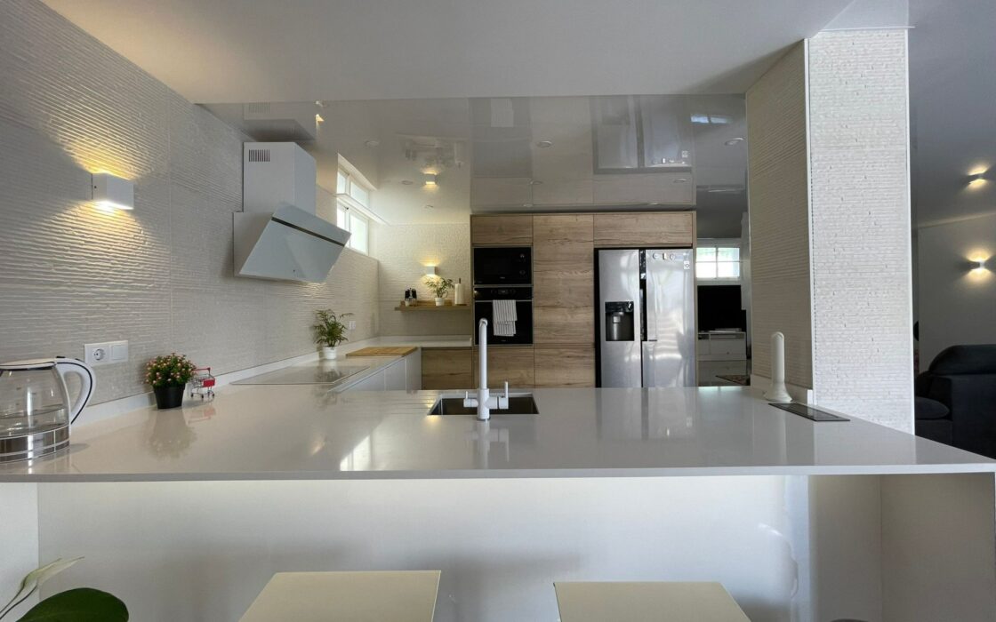 Дом с бассейном в Ориуэла Коста, 3 спальни, 300 кв.м.