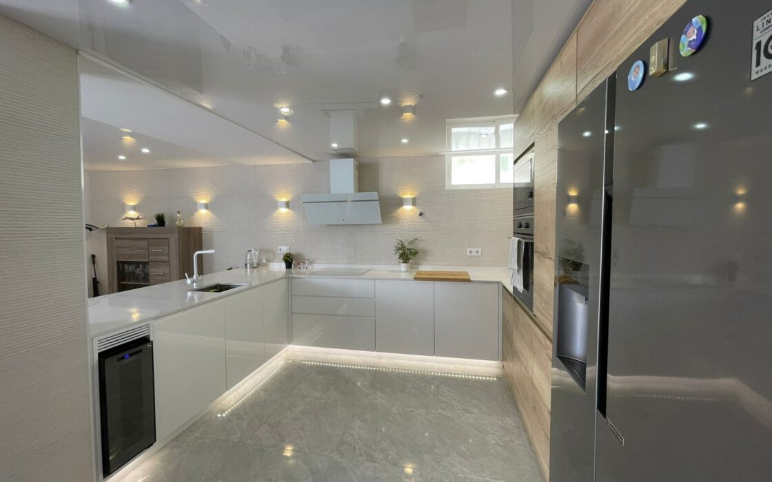 Дом с бассейном в Ориуэла Коста, 3 спальни, 300 кв.м.