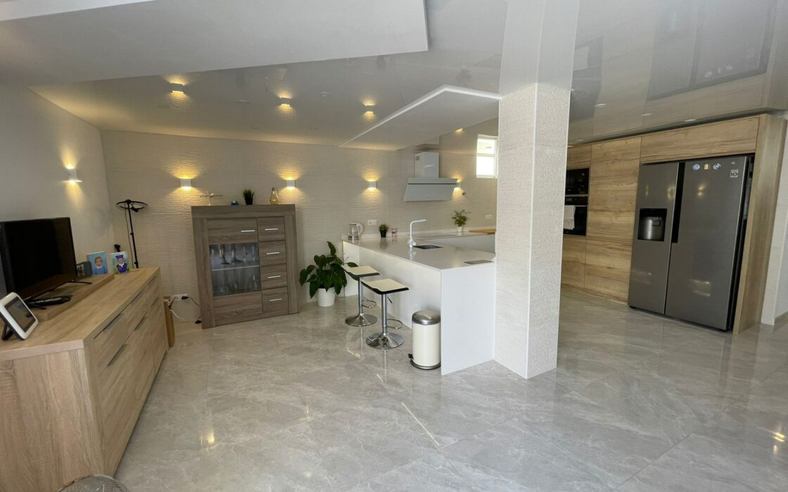 Дом с бассейном в Ориуэла Коста, 3 спальни, 300 кв.м.