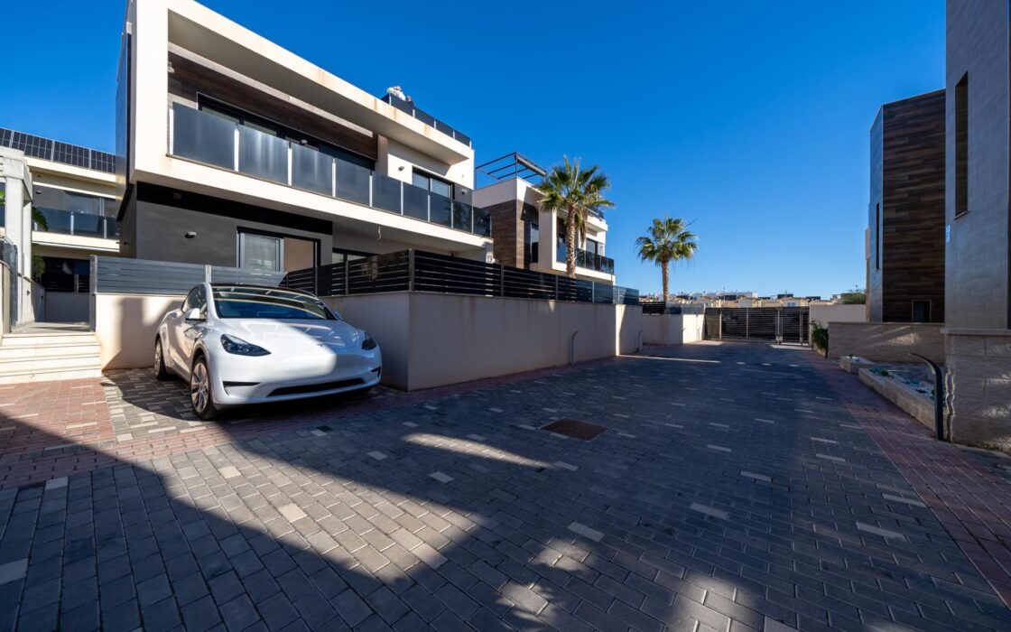 Новий будинок з басейном в Оріуелі, 3 спальні, 187 кв.м