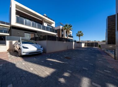 Новий будинок з басейном в Оріуелі, 3 спальні, 187 кв.м