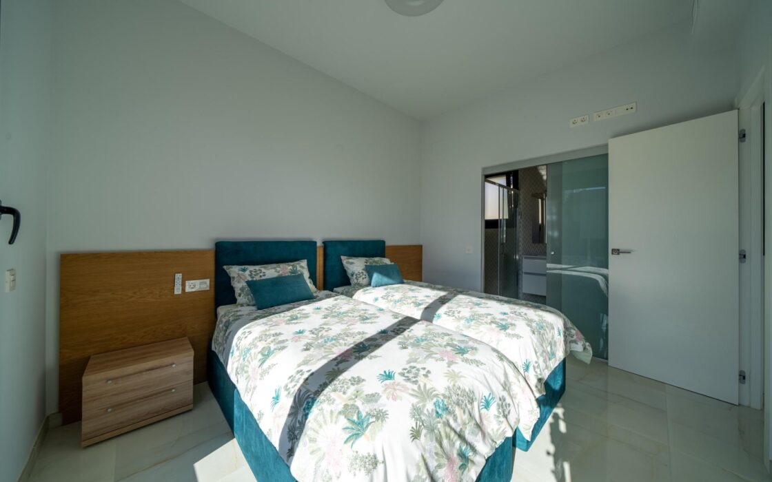 Новий будинок з басейном в Оріуелі, 3 спальні, 187 кв.м