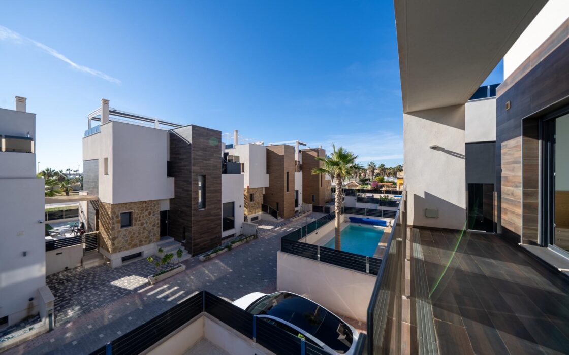 Новий будинок з басейном в Оріуелі, 3 спальні, 187 кв.м