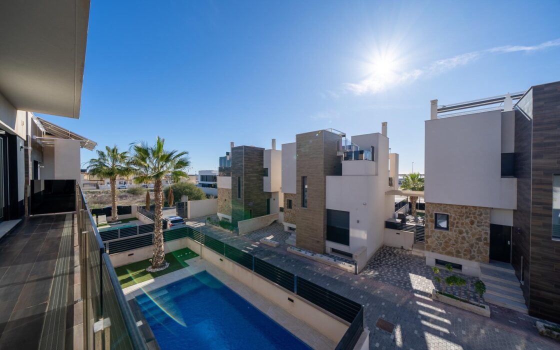 Новий будинок з басейном в Оріуелі, 3 спальні, 187 кв.м