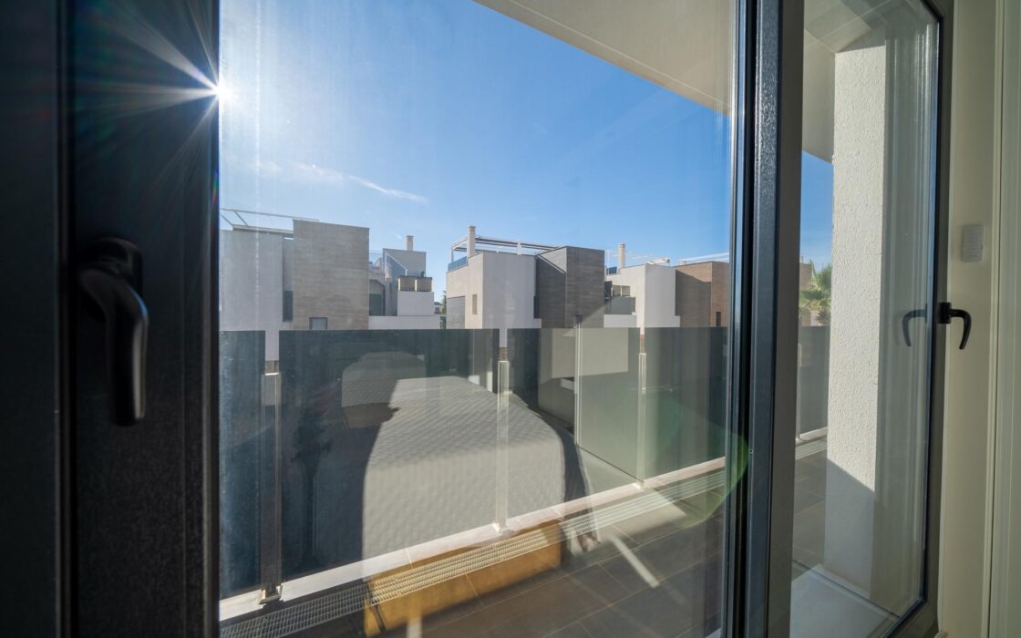 Новий будинок з басейном в Оріуелі, 3 спальні, 187 кв.м