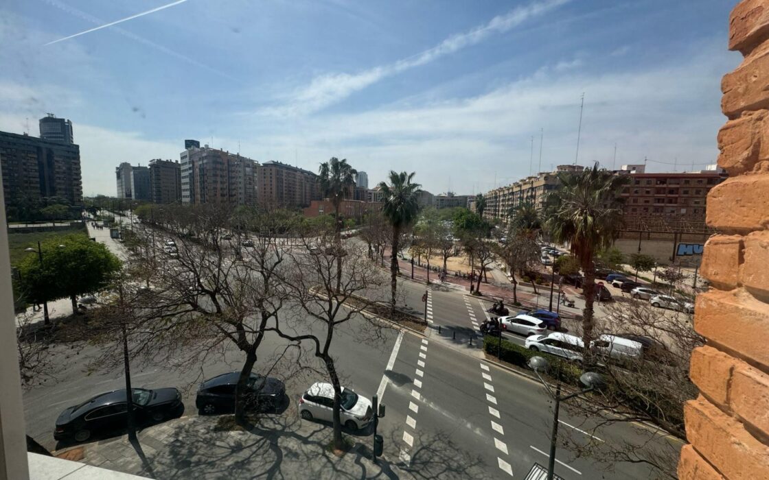 Просторная квартира 3 комнаты в Валенсии рядом с парком