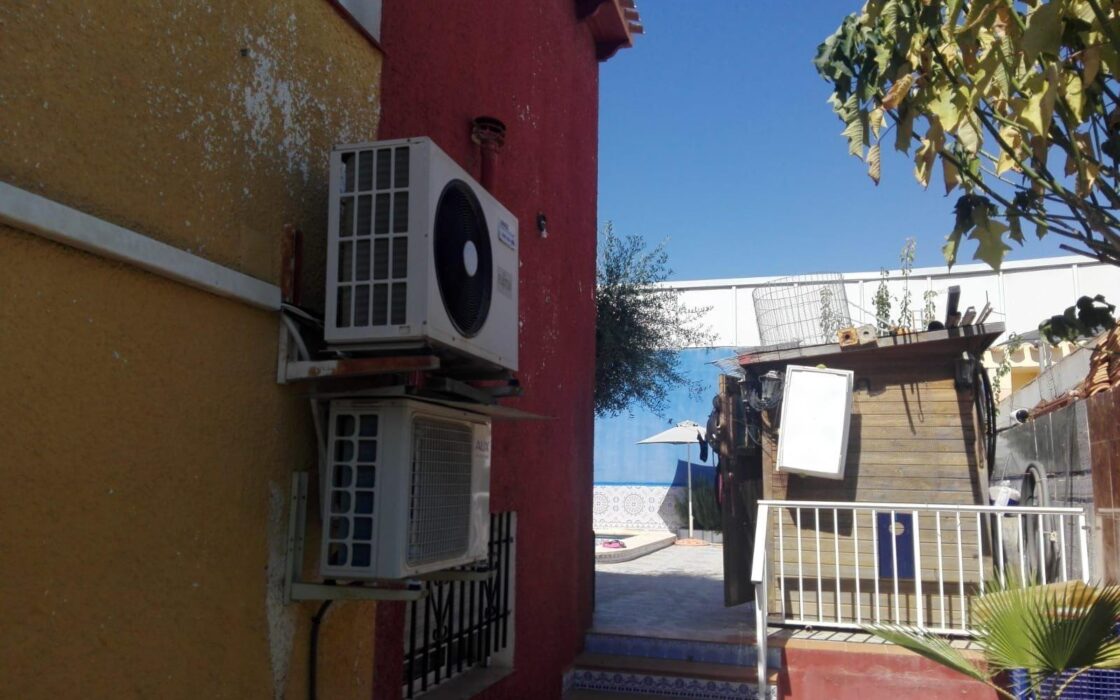 Дом в Ориуэла Коста с террасой и частным бассейном 169 кв.м