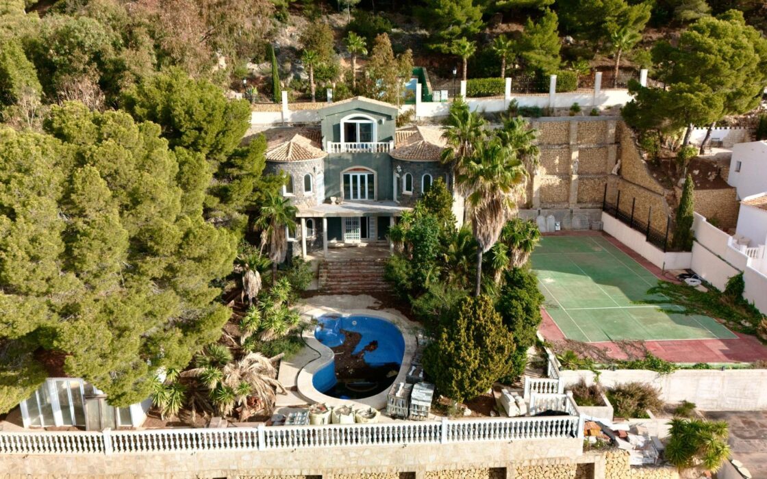 Роскошный дом с террасой и бассейном в Альтеа 605 кв.м