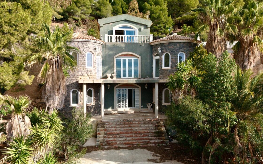 Роскошный дом с террасой и бассейном в Альтеа 605 кв.м