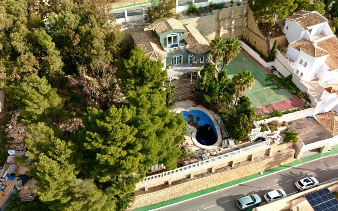 Роскошный дом с террасой и бассейном в Альтеа 605 кв.м