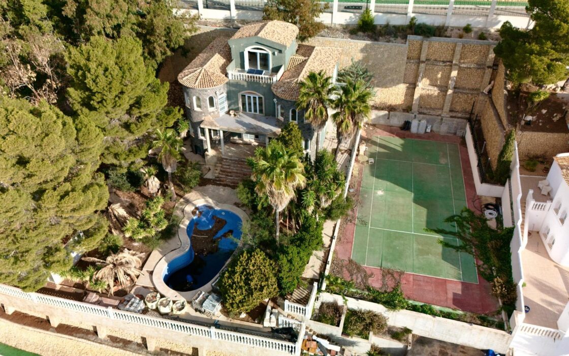 Роскошный дом с террасой и бассейном в Альтеа 605 кв.м