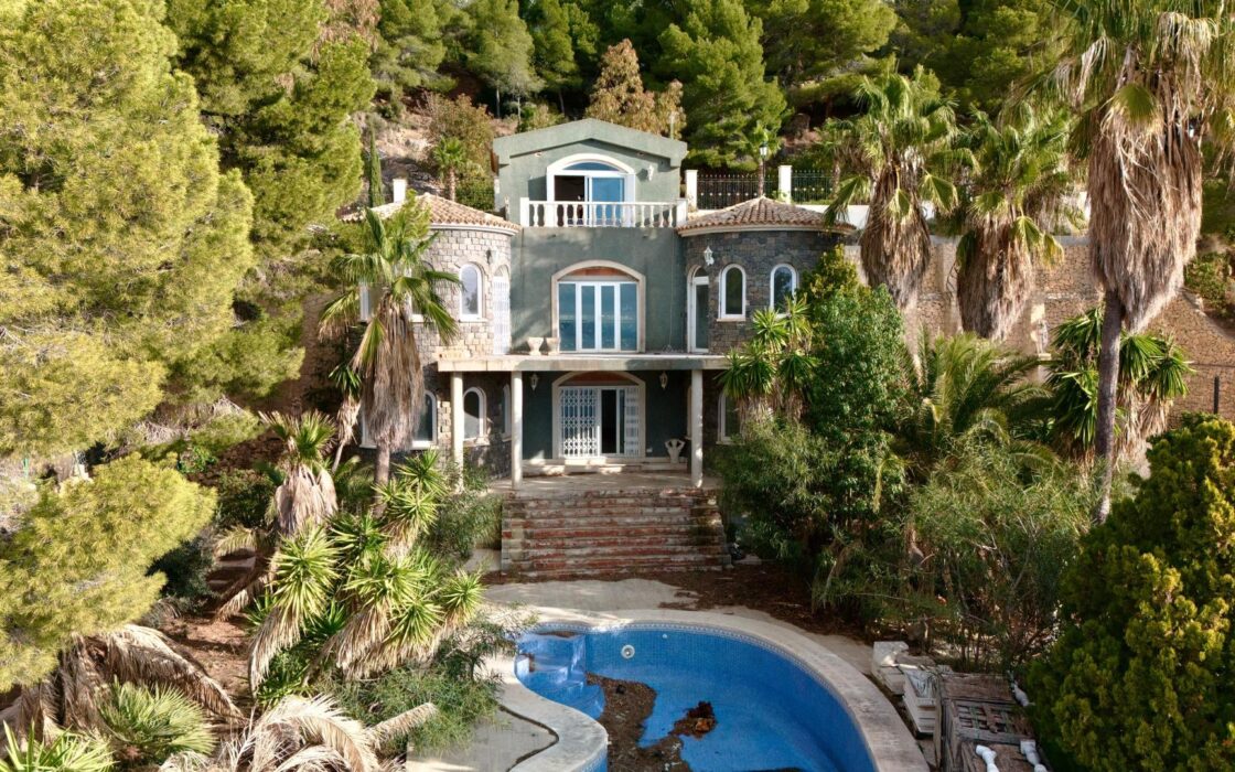 Роскошный дом с террасой и бассейном в Альтеа 605 кв.м