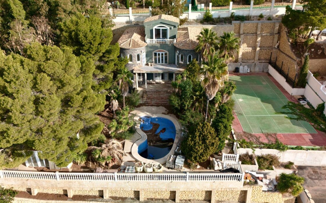 Роскошный дом с террасой и бассейном в Альтеа 605 кв.м