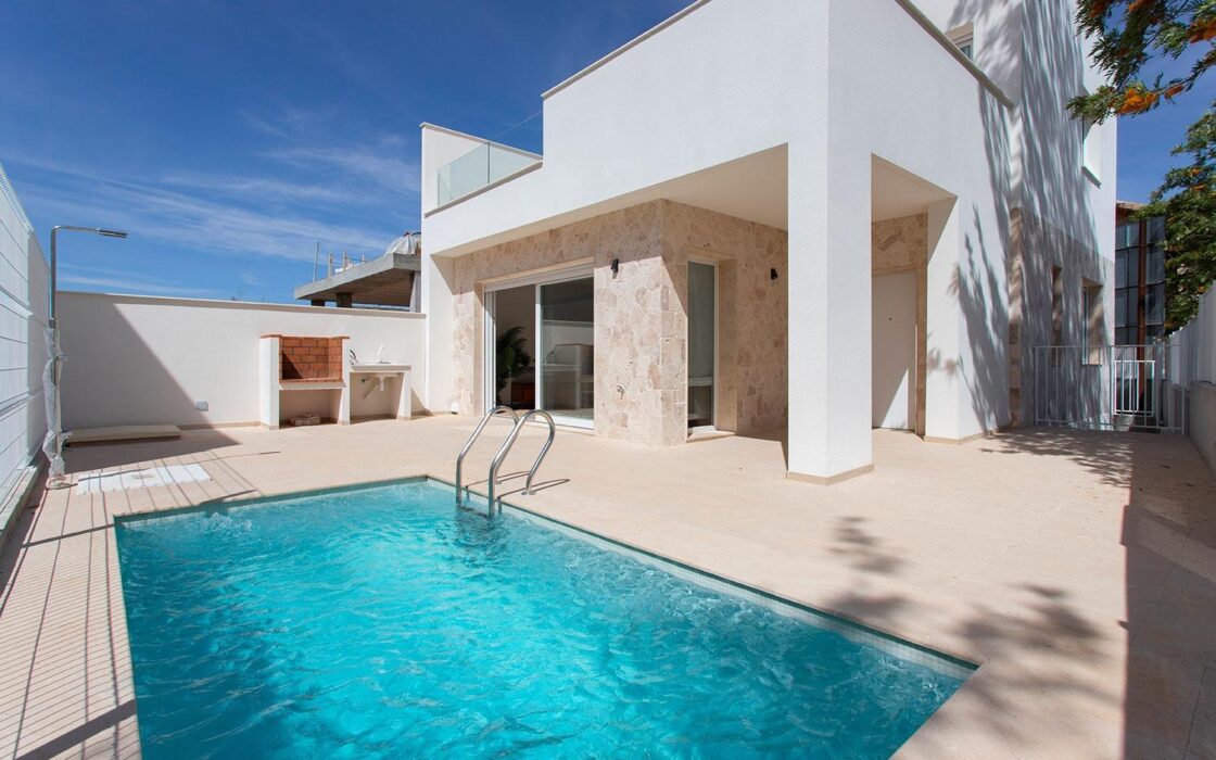 Шале в Хондон-де-лас-Ньевес с террасой и бассейном 228 кв.м