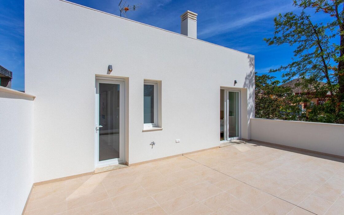 Шале в Хондон-де-лас-Ньевес с террасой и бассейном 228 кв.м