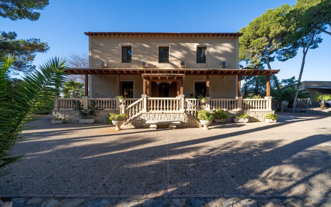 Іспанське помістя з терасою в Мучамьеле 1350 кв.м