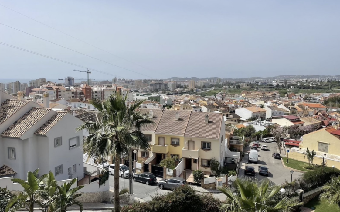 Стильні апартаменти 87 кв.м з терасою біля моря у Фуэнхиролі