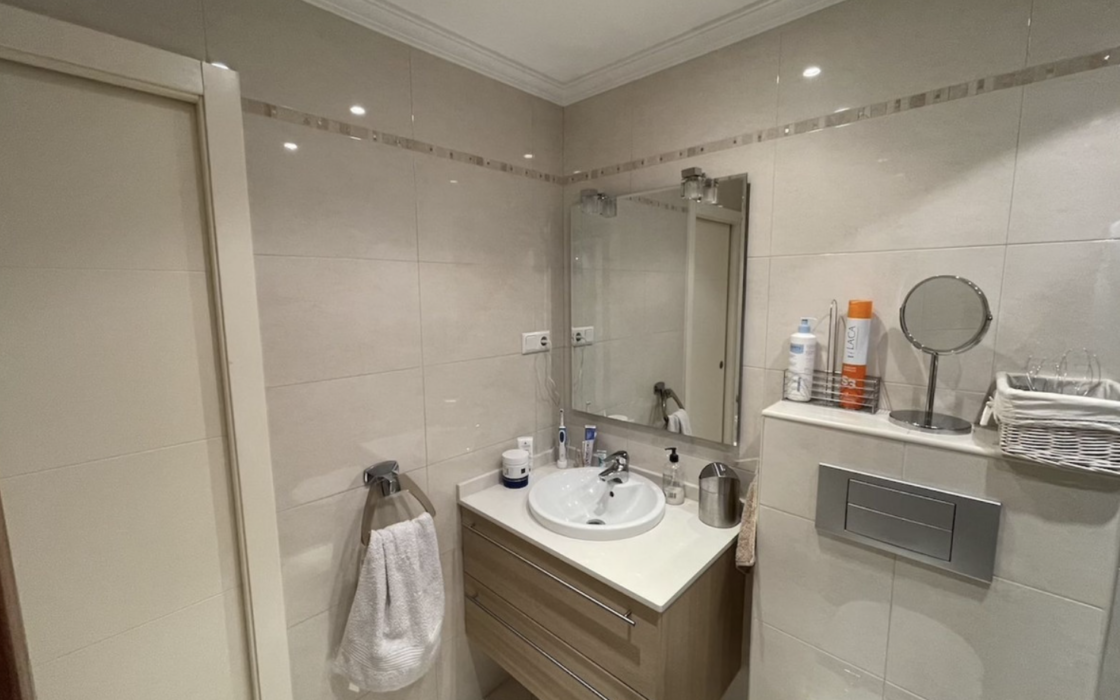 Стильні апартаменти 87 кв.м з терасою біля моря у Фуэнхиролі