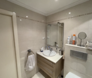 Стильні апартаменти 87 кв.м з терасою біля моря у Фуэнхиролі